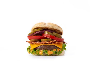 Peynirli sığır burger, pastırma ve patates kızartması beyaz arka planda izole edilmiş.