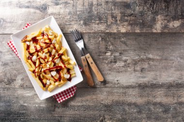 Geleneksel Kanada Poutine 'i ahşap masada. Üst Manzara. Boşluğu kopyala