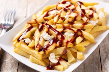 Geleneksel Kanada Poutine 'i ahşap masada