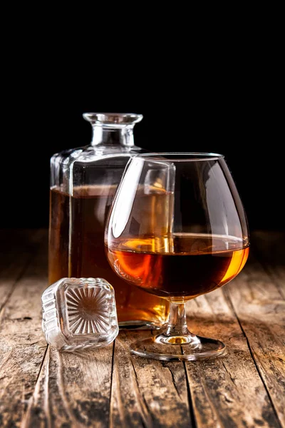 Cognac Drinken Houten Tafel Zwarte Achtergrond — Stockfoto