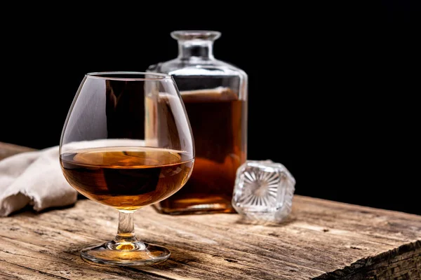 Cognac Drinken Rustieke Houten Tafel Zwarte Achtergrond Kopieerruimte — Stockfoto
