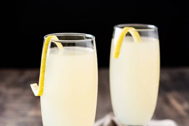 Tahta masada cam içinde 75 Fransız kokteyli.