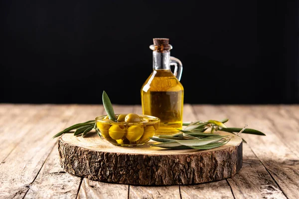 Botella Aceite Oliva Virgen Aceitunas Verdes Sobre Mesa Madera — Foto de Stock