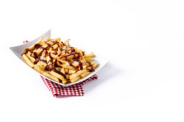 Geleneksel Kanada Poutine 'i beyaz arka planda izole edilmiş. Boşluğu kopyala