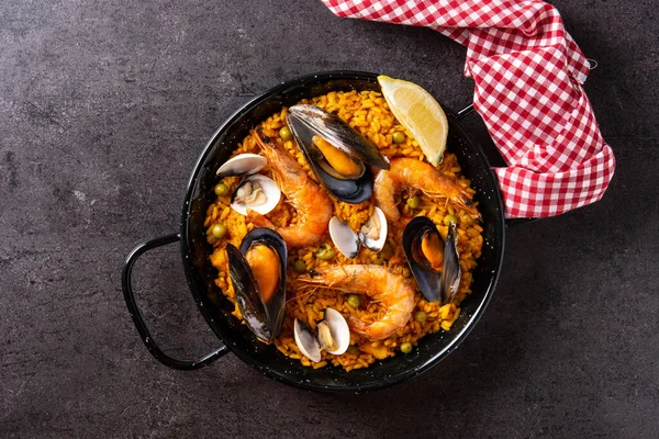 Paella Tradizionale Spagnola Pesce Sfondo Nero Vista Dall Alto — Foto Stock