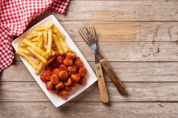 Traditionell Tysk Currywurst Träbord Typisk Oktoberfestmat — Stockfoto