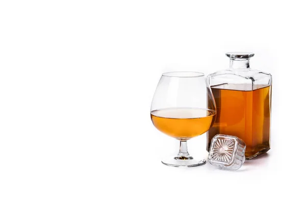 Cognac Whiskey Drank Geïsoleerd Witte Achtergrond Kopieerruimte — Stockfoto