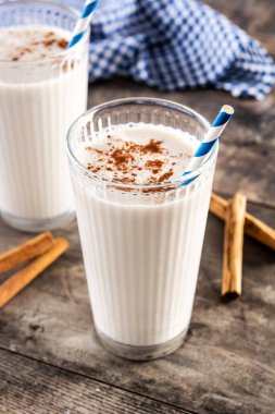 Tahta masadaki camda tarçınlı taze horchata.