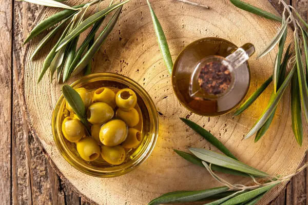 Virgin Olive Green Olives Crystal Bowl Wooden Table Top View — Foto de Stock