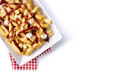 Geleneksel Kanada Poutine 'i beyaz arka planda izole edilmiş. Üst Manzara. Boşluğu kopyala