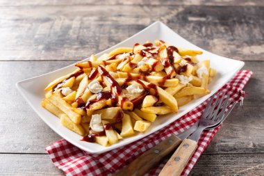 Geleneksel Kanada Poutine 'i ahşap masada