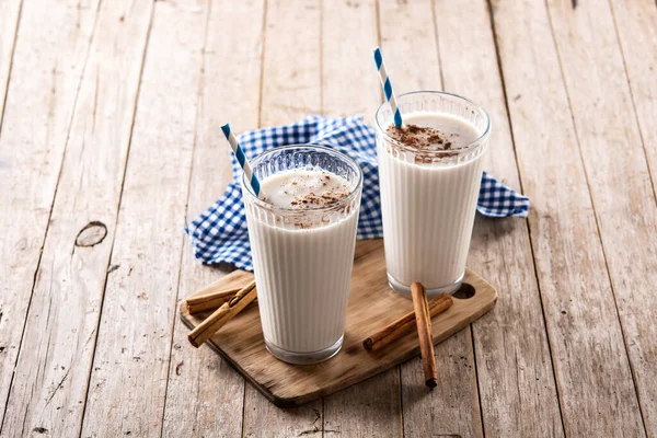Kırsal ahşap masa üzerinde tarçınlı taze horchata.