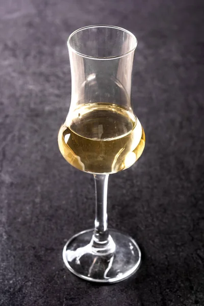 Italiano Dourado Grappa Bebida Fundo Preto — Fotografia de Stock