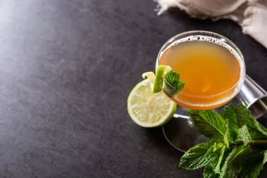 Siyah arka planda eski Küba kokteyli. Boşluğu kopyala