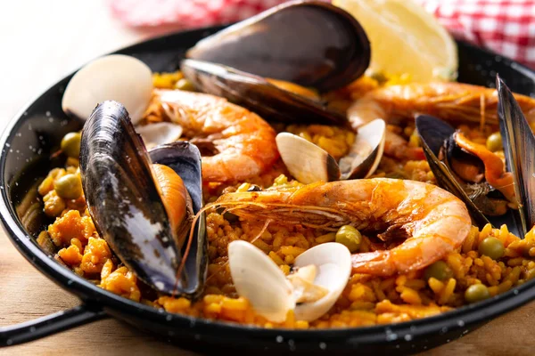 Paella Tradicional Española Mariscos Sobre Mesa Madera — Foto de Stock