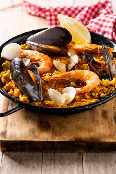 Traditional Spanish Seafood Paella Wooden Table — Stock Photo, Image