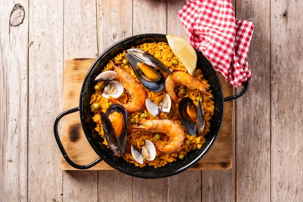 Paella Tradizionale Spagnola Frutti Mare Sul Tavolo Legno — Foto Stock