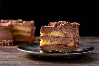 Tahta masada çikolatalı mantarlı kek.