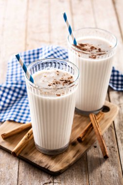 Kırsal ahşap masa üzerinde tarçınlı taze horchata.