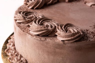 Beyaz arka planda izole edilmiş çikolatalı mantarlı kek.