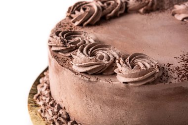 Beyaz arka planda izole edilmiş çikolatalı mantarlı kek.