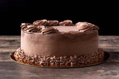 Tahta masada bir parça çikolatalı mantarlı kek.