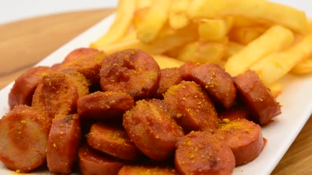 Traditionelle Deutsche Currywurst Auf Einem Holztisch Typisches Oktoberfest Essen — Stockvideo