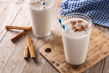 Kırsal ahşap masa üzerinde tarçınlı taze horchata.