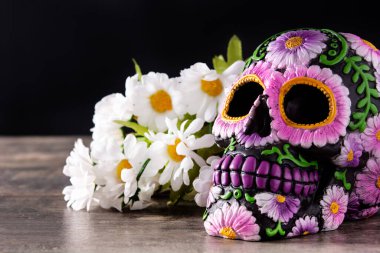 Tipik bir Meksika kafatası ve çiçek diademi. Dia de los muertos.
