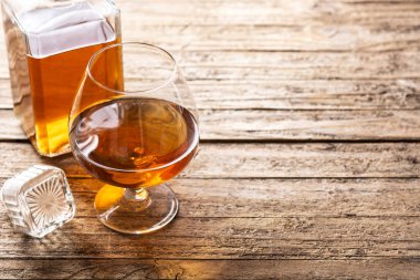 Kırsal ahşap masada konyak ya da viski. Boşluğu kopyala