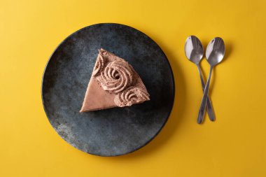 Sarı arka planda çikolatalı mantarlı kek. Üst görünüm