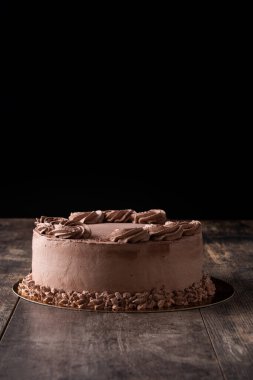 Tahta masada bir parça çikolatalı mantarlı kek. Boşluğu kopyala