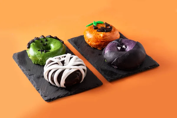 Sortimente Von Halloween Donuts Auf Orangefarbenem Hintergrund — Stockfoto