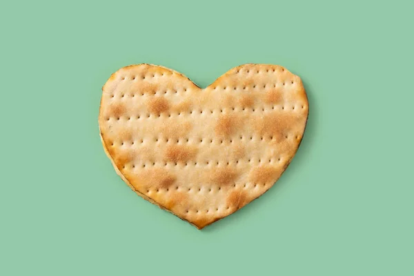 Pan Matza Forma Corazón Sobre Fondo Verde — Foto de Stock