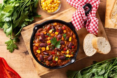 Geleneksel Meksikalı Tex Mex Chili con Carne ahşap masada demir tavada. Üst görünüm