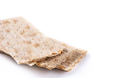 Beyaz arka planda izole edilmiş geleneksel matza ekmeği. Boşluğu kopyala