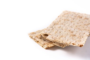 Geleneksel matza ekmeği beyaz arkaplanda izole edilmiş