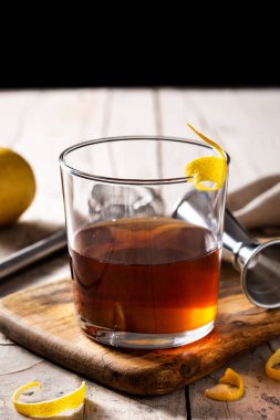 New Orleans sazerac kokteyli ahşap masada.