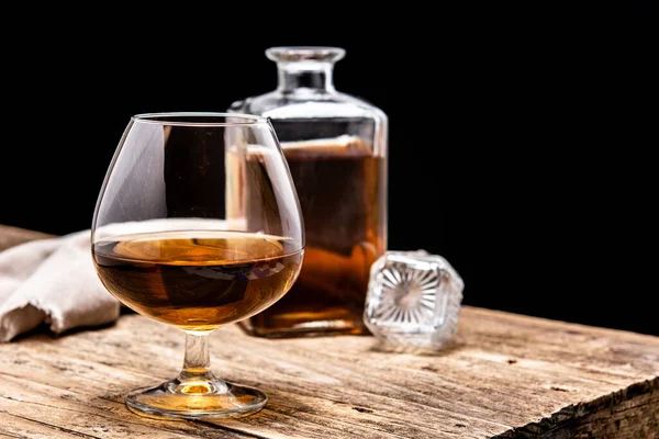 Cognac Whiskey Drankje Rustieke Houten Tafel Zwarte Achtergrond Kopieerruimte — Stockfoto