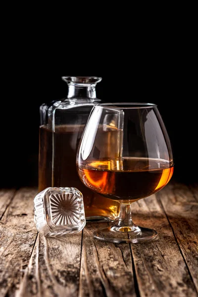 Cognac Whiskey Drank Rustieke Houten Tafel Zwarte Achtergrond — Stockfoto