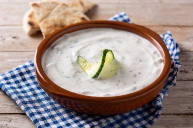 Geleneksel Yunan Tzatziki tahta masada