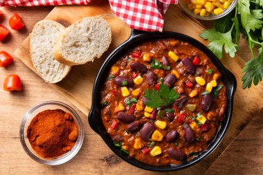 Geleneksel Meksika Tex Meksikalısı, ahşap masada demir tavada acı biber.