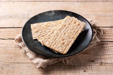 Geleneksel matza ekmeği ahşap masada.