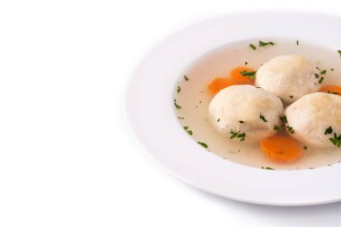 Geleneksel Yahudi matza topu çorbası beyaz arka planda izole edilmiş.