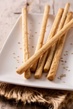 Breadstick Grissini atıştırması ahşap masada