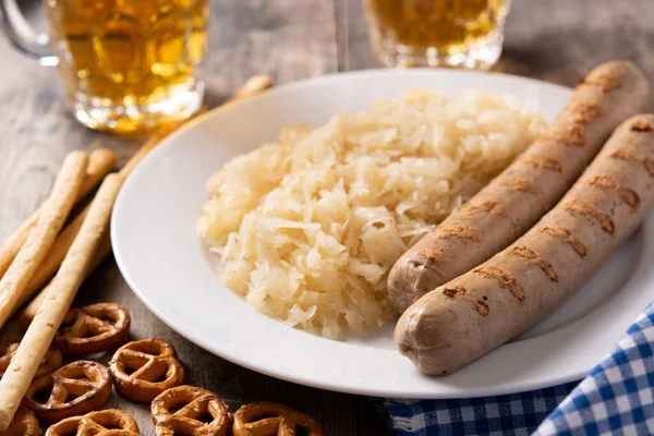 Salsicha Bratwurst Chucrute Pretzels Cerveja Mesa Madeira — Fotografia de Stock