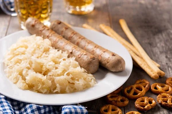 Salsicha Bratwurst Chucrute Pretzels Cerveja Mesa Madeira — Fotografia de Stock