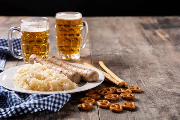 Salchicha Bratwurst Chucrut Pretzels Cerveza Mesa Madera Copiar Espacio —  Fotos de Stock