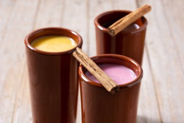 Geleneksel Meksika atole içkisi kırsal ahşap masada.