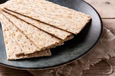 Geleneksel matza ekmeği ahşap masada.